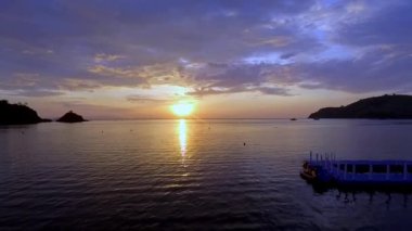 Labuan Bajo, Doğu Nusa Tenggara, Endonezya 'nın havadan görünüşü, Sylvia Hill' den ele geçirilen, kıyı güzelliği, tepe arazisi ve altın öğleden sonra ışığı..
