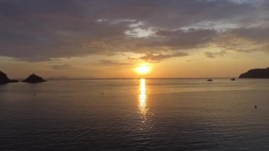 Labuan Bajo, Doğu Nusa Tenggara, Endonezya 'nın havadan görünüşü, Sylvia Hill' den ele geçirilen, kıyı güzelliği, tepe arazisi ve altın öğleden sonra ışığı..