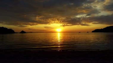 Labuan Bajo, Doğu Nusa Tenggara, Endonezya 'nın havadan görünüşü, Sylvia Hill' den ele geçirilen, kıyı güzelliği, tepe arazisi ve altın öğleden sonra ışığı..