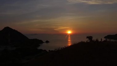 Labuan Bajo, Doğu Nusa Tenggara, Endonezya 'nın havadan görünüşü, Sylvia Hill' den ele geçirilen, kıyı güzelliği, tepe arazisi ve altın öğleden sonra ışığı..