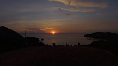 Labuan Bajo, Doğu Nusa Tenggara, Endonezya 'nın havadan görünüşü, Sylvia Hill' den ele geçirilen, kıyı güzelliği, tepe arazisi ve altın öğleden sonra ışığı..