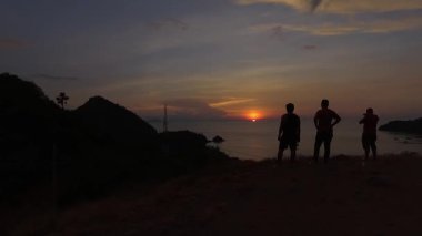 Labuan Bajo, Doğu Nusa Tenggara, Endonezya 'nın havadan görünüşü, Sylvia Hill' den ele geçirilen, kıyı güzelliği, tepe arazisi ve altın öğleden sonra ışığı..