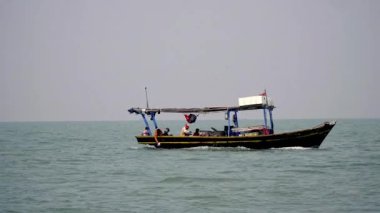 Sakin bir gün ışığında Jakarta Körfezi 'ne demir atan balıkçı tekneleri Endonezya' nın deniz kültürü ve kıyı toplumlarının yaşamını yansıtıyor..