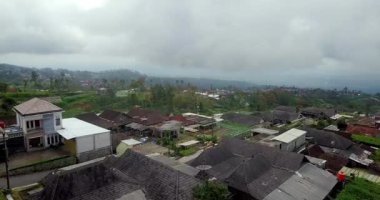 Orta Java, Endonezya 'daki Magelang dağlık alanlarının hava manzarası, teraslı tarlalar, yeşil tepeler ve yumuşak gün ışığı altında kırsal alanlar.