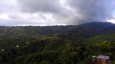 Flores, Endonezya 'daki uzak yamaç köylerinin havadan görünüşü, dağlık adalarda doğal topoğrafya, yemyeşil ve geleneksel kırsal yaşam sergileniyor..