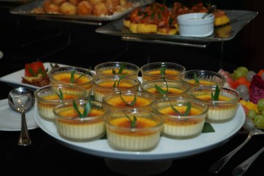 Mini crme brle cam ramekins içinde garnitürle servis edilir, bir yemek organizasyonunda ya da otel büfesinde tatlı masasında düzenlenir. Özel durumlar için zarif ve lüks bir ziyafet..