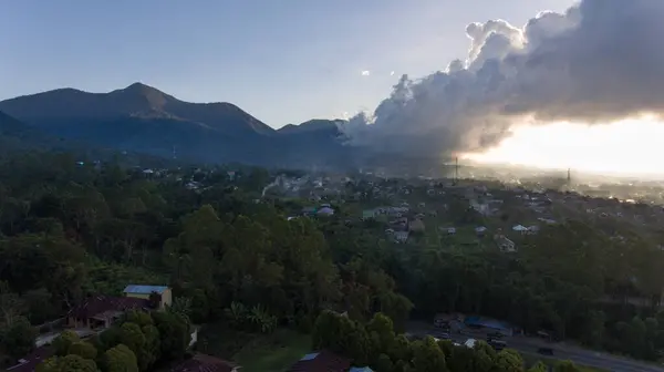 Dağınık evlerin ve dramatik dağlık arazinin havadan görünüşü huzurlu doğal güzellikler arayan gezginleri cezbediyor. Ruteng, Doğu Nusa Tenggara, Endonezya