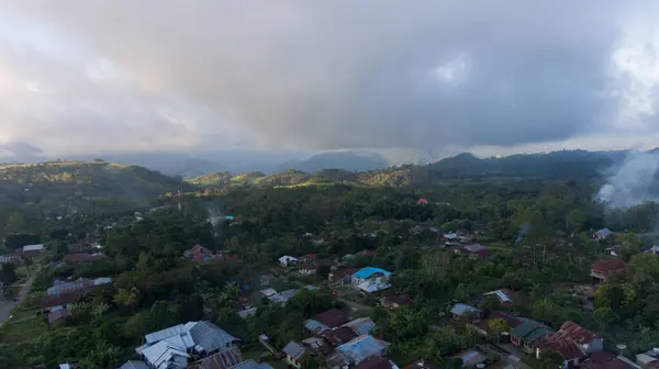 Dağınık evlerin ve dramatik dağlık arazinin havadan görünüşü huzurlu doğal güzellikler arayan gezginleri cezbediyor. Ruteng, Doğu Nusa Tenggara, Endonezya