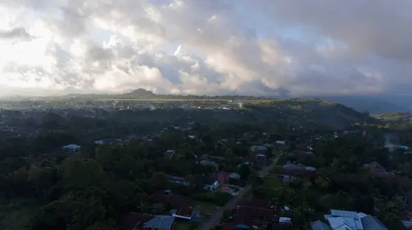 Dağınık evlerin ve dramatik dağlık arazinin havadan görünüşü huzurlu doğal güzellikler arayan gezginleri cezbediyor. Ruteng, Doğu Nusa Tenggara, Endonezya