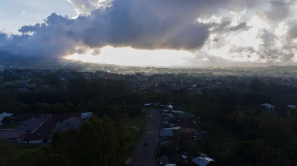 Dağınık evlerin ve dramatik dağlık arazinin havadan görünüşü huzurlu doğal güzellikler arayan gezginleri cezbediyor. Ruteng, Doğu Nusa Tenggara, Endonezya