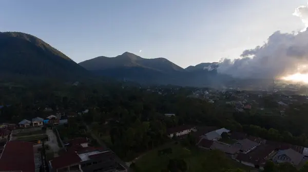 Dağınık evlerin ve dramatik dağlık arazinin havadan görünüşü huzurlu doğal güzellikler arayan gezginleri cezbediyor. Ruteng, Doğu Nusa Tenggara, Endonezya