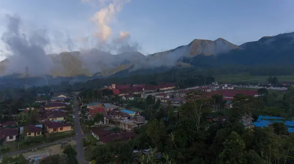 Dağınık evlerin ve dramatik dağlık arazinin havadan görünüşü huzurlu doğal güzellikler arayan gezginleri cezbediyor. Ruteng, Doğu Nusa Tenggara, Endonezya