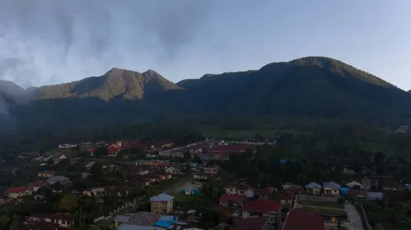 Dağınık evlerin ve dramatik dağlık arazinin havadan görünüşü huzurlu doğal güzellikler arayan gezginleri cezbediyor. Ruteng, Doğu Nusa Tenggara, Endonezya