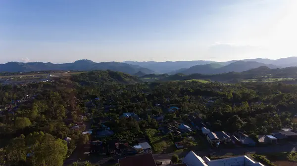 Dağınık evlerin ve dramatik dağlık arazinin havadan görünüşü huzurlu doğal güzellikler arayan gezginleri cezbediyor. Ruteng, Doğu Nusa Tenggara, Endonezya