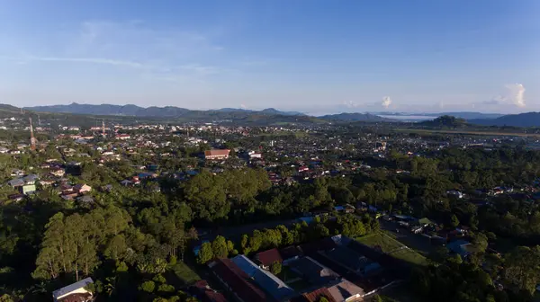 Dağınık evlerin ve dramatik dağlık arazinin havadan görünüşü huzurlu doğal güzellikler arayan gezginleri cezbediyor. Ruteng, Doğu Nusa Tenggara, Endonezya