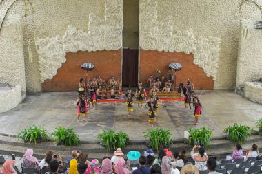 Bali, Endonezya-15 Ocak 2019 Geleneksel Gamelan müzisyenlerinin fotoğrafı kendang ve metalofonlarla gösteri yapıyor, canlı ve ritmik bir toplulukta Bali kültürü sergiliyor..