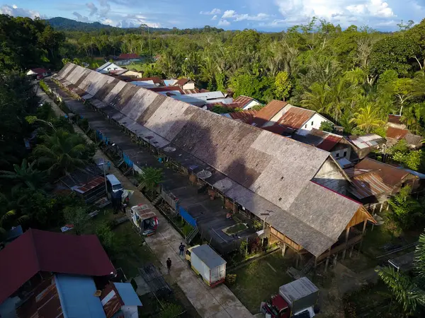 Kalimantan, Endonezya 'daki geleneksel bir Dayak Iban yazlığının hava manzarası. Bu sembolik ahşap yapı, yerel Dayak halkının ortak yaşam tarzını ve kültürel mirasını yansıtıyor..