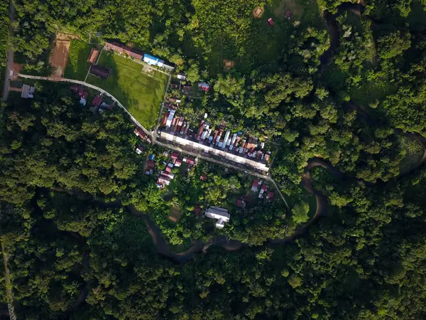 Kalimantan, Endonezya 'daki geleneksel bir Dayak Iban yazlığının hava manzarası. Bu sembolik ahşap yapı, yerel Dayak halkının ortak yaşam tarzını ve kültürel mirasını yansıtıyor..