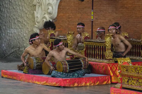 Bali, Endonezya-15 Ocak 2019 Geleneksel Gamelan müzisyenlerinin fotoğrafı kendang ve metalofonlarla gösteri yapıyor, canlı ve ritmik bir toplulukta Bali kültürü sergiliyor..