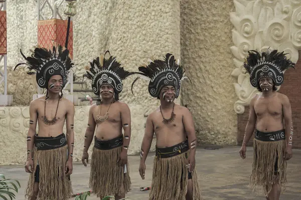 Bali, Endonezya-15 Ocak 2019 Geleneksel Gamelan müzisyenlerinin fotoğrafı kendang ve metalofonlarla gösteri yapıyor, canlı ve ritmik bir toplulukta Bali kültürü sergiliyor..