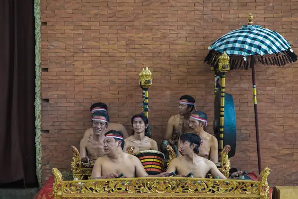 Bali, Endonezya-15 Ocak 2019 Geleneksel Gamelan müzisyenlerinin fotoğrafı kendang ve metalofonlarla gösteri yapıyor, canlı ve ritmik bir toplulukta Bali kültürü sergiliyor..