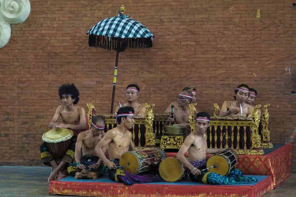 Bali, Endonezya-15 Ocak 2019 Geleneksel Gamelan müzisyenlerinin fotoğrafı kendang ve metalofonlarla gösteri yapıyor, canlı ve ritmik bir toplulukta Bali kültürü sergiliyor..
