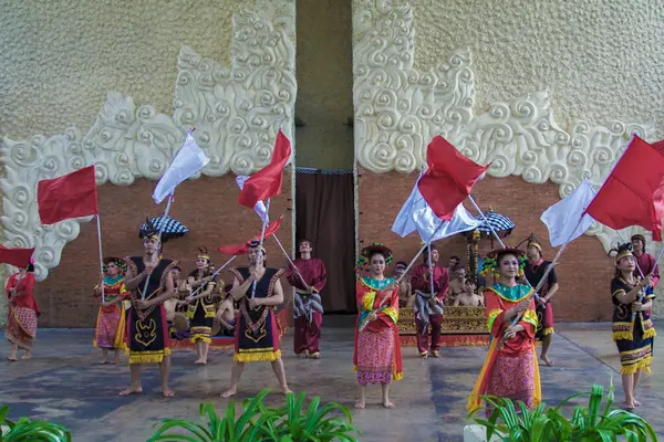Bali, Endonezya 15 Ocak 2019 canlı geleneksel giyinmiş, kırmızı şapkalı ve renkli ponpon aksesuarlı canlı kültürel bir ortamda kadın dansçılar..