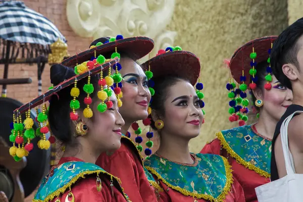 Bali, Endonezya 15 Ocak 2019 canlı geleneksel giyinmiş, kırmızı şapkalı ve renkli ponpon aksesuarlı canlı kültürel bir ortamda kadın dansçılar..