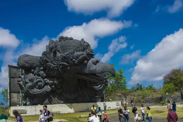 Bali, Endonezya-3 Ocak 2029-Garuda Wisnu Kencana, Bali, Endonezya Turistleri Güney Bali 'deki bir kültür parkında parlak bir gökyüzü altında devasa mitolojik bir kuş heykeli olan Garuda heykelini keşfediyorlar..