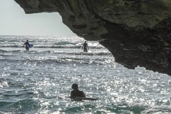 Bali, Endonezya 15 Ocak 2019. Yabancı ve yerel turistlerin, Balis 'in en ikonik deniz kıyılarından biri olan Uluwatu' daki Suluban Sahili 'nde altın günbatımının keyfini çıkardıkları bir fotoğraf..