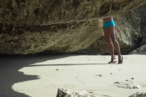 Şaşırtıcı sualtı mercan resifi arka planı kristal berrak mavi suda yakalandı. Deniz temaları, okyanus koruma görselleri veya tropikal su dokusu ve fon projeleri için ideal.