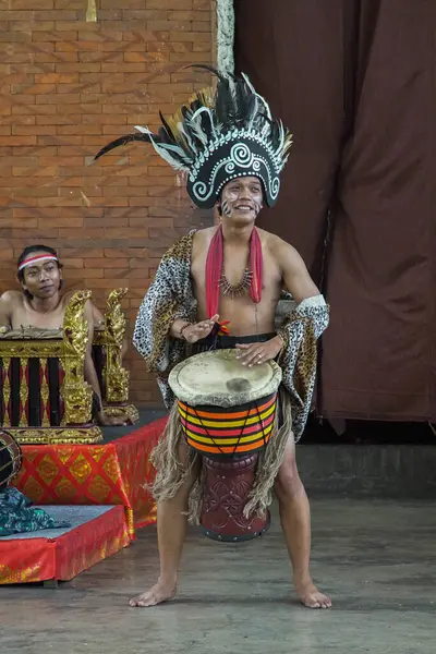 Bali, Endonezya-15 Ocak 2019 Geleneksel Gamelan müzisyenlerinin fotoğrafı kendang ve metalofonlarla gösteri yapıyor, canlı ve ritmik bir toplulukta Bali kültürü sergiliyor..