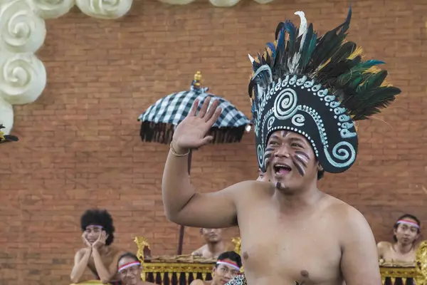 Bali, Endonezya-15 Ocak 2019 Geleneksel Gamelan müzisyenlerinin fotoğrafı kendang ve metalofonlarla gösteri yapıyor, canlı ve ritmik bir toplulukta Bali kültürü sergiliyor..