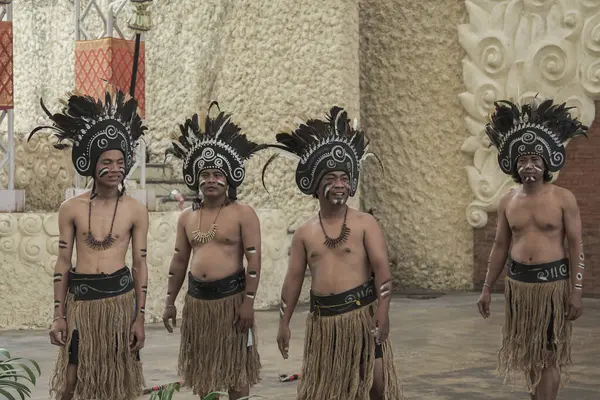 Bali, Endonezya-15 Ocak 2019 Geleneksel Gamelan müzisyenlerinin fotoğrafı kendang ve metalofonlarla gösteri yapıyor, canlı ve ritmik bir toplulukta Bali kültürü sergiliyor..