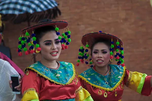 Bali, Endonezya 15 Ocak 2019 canlı geleneksel giyinmiş, kırmızı şapkalı ve renkli ponpon aksesuarlı canlı kültürel bir ortamda kadın dansçılar..