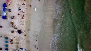 Tanjung Aan Sahili, Lombok, Endonezya 'nın havadan çekilmiş görüntüleri el değmemiş beyaz kumlarını, turkuaz sularını ve çevreleyen yemyeşil tepeleri sergiliyor, sakin bir kıyı manzarası sunuyor..