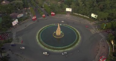 Pontianak, Batı Kalimantan, Endonezya 17 Mart 2024: Pontianak 'taki ikonik bir anıt olan Tugu Digulis' in havadan görünüşü, Batı Kalimantan 'ın tarihi ve kültürel önemini sembolize ediyor..