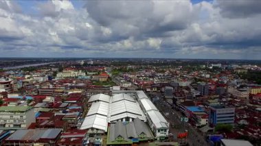 Batı Kalimantan, Endonezya 'daki Pontianak kentinin hava manzarası, şehir manzaraları, nehir yolları ve parlak tropikal gün ışığı altındaki yerleşim alanları sergileniyor..