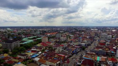 Batı Kalimantan, Endonezya 'daki Pontianak kentinin hava manzarası, şehir manzaraları, nehir yolları ve parlak tropikal gün ışığı altındaki yerleşim alanları sergileniyor..