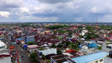 Batı Kalimantan, Endonezya 'daki Pontianak kentinin hava manzarası, şehir manzaraları, nehir yolları ve parlak tropikal gün ışığı altındaki yerleşim alanları sergileniyor..