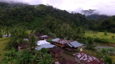 Jambi, Endonezya 'nın uzak bir köyü olan Air Liki' nin Ngaol 'dan 4 saatlik verimli tropikal doğayla çevrili nehir ulaşımıyla ulaşılabilen havadan görüntüsü..