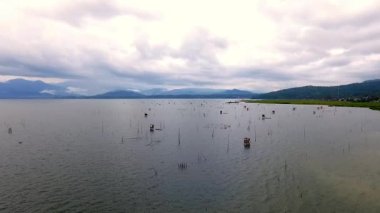 Endonezya 'nın Jambi kentindeki Danau Kerinci' nin havadan görünüşü deniz seviyesinden 783 metre yükseklikte bulunan bir dağlık göl eko-turizm için ideal geniş ve sakin bir manzara sunuyor..