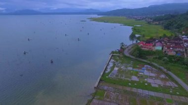 Endonezya 'nın Jambi kentindeki Danau Kerinci' nin havadan görünüşü deniz seviyesinden 783 metre yükseklikte bulunan bir dağlık göl eko-turizm için ideal geniş ve sakin bir manzara sunuyor..