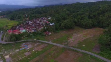 Endonezya 'nın Jambi kentindeki Danau Kerinci' nin havadan görünüşü deniz seviyesinden 783 metre yükseklikte bulunan bir dağlık göl eko-turizm için ideal geniş ve sakin bir manzara sunuyor..