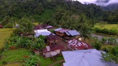 Endonezya 'nın Jambi kentindeki Danau Kerinci' nin havadan görünüşü deniz seviyesinden 783 metre yükseklikte bulunan bir dağlık göl eko-turizm için ideal geniş ve sakin bir manzara sunuyor..