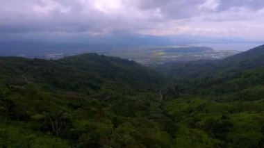 Kerinci, Jambi, Endonezya 'daki Bukit Hayangan' ın hava görüntüsü, ziyaretçilerin Kerinci Gölü ve çevresindeki manzaraların panoramik manzarasından keyif aldıkları manzaralı bir dağlık bölge..