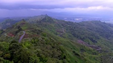Kerinci, Jambi, Endonezya 'daki Bukit Hayangan' ın hava görüntüsü, ziyaretçilerin Kerinci Gölü ve çevresindeki manzaraların panoramik manzarasından keyif aldıkları manzaralı bir dağlık bölge..