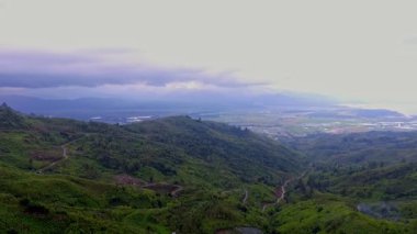 Kerinci, Jambi, Endonezya 'daki Bukit Hayangan' ın hava görüntüsü, ziyaretçilerin Kerinci Gölü ve çevresindeki manzaraların panoramik manzarasından keyif aldıkları manzaralı bir dağlık bölge..