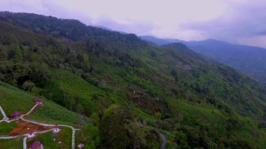 Kerinci, Jambi, Endonezya 'daki Bukit Hayangan' ın hava görüntüsü, ziyaretçilerin Kerinci Gölü ve çevresindeki manzaraların panoramik manzarasından keyif aldıkları manzaralı bir dağlık bölge..