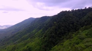 Kerinci, Jambi, Endonezya 'daki Bukit Hayangan' ın hava görüntüsü, ziyaretçilerin Kerinci Gölü ve çevresindeki manzaraların panoramik manzarasından keyif aldıkları manzaralı bir dağlık bölge..